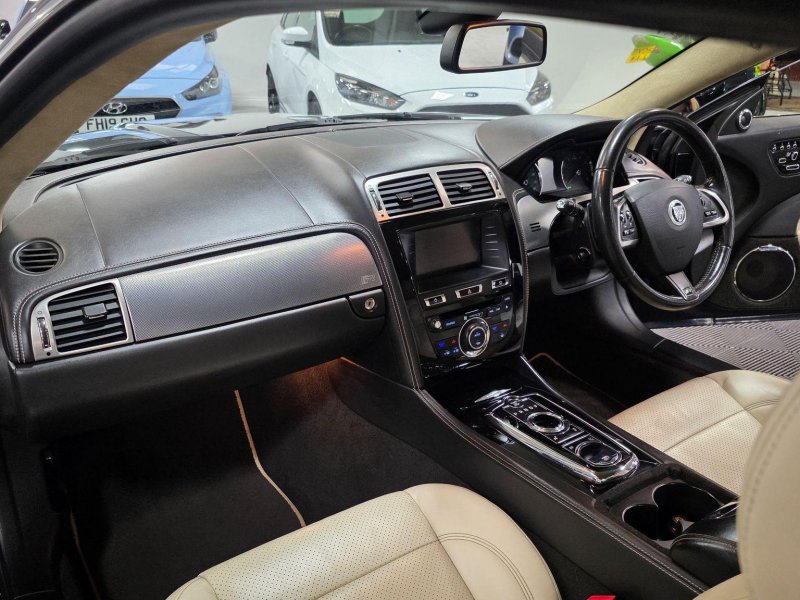 JAGUAR XKR