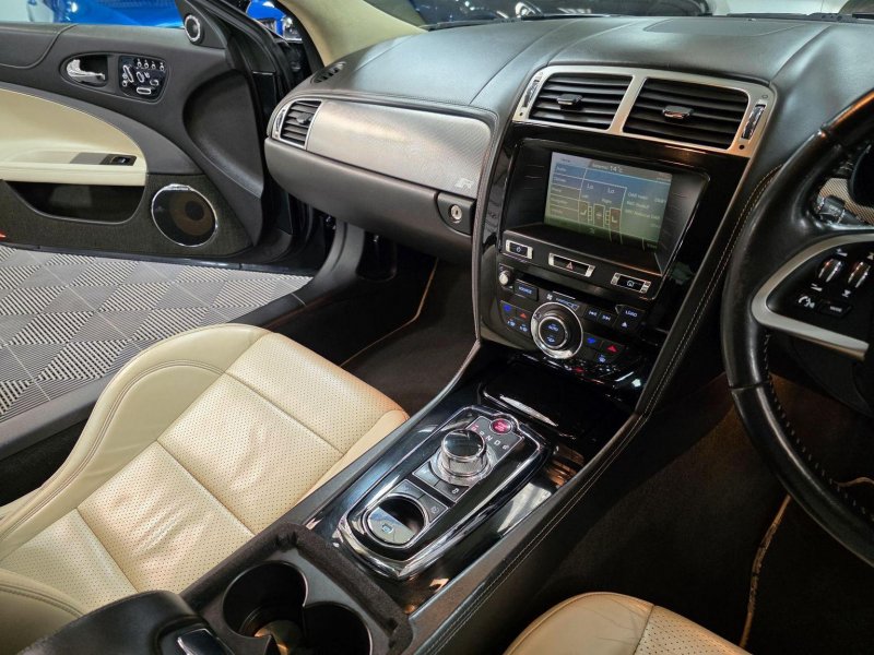 JAGUAR XKR